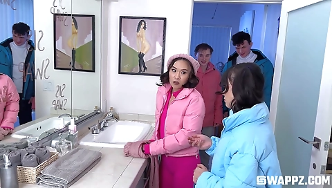 Having sexy whores give blonds