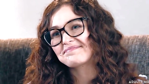 Sexy brunette take niaio in an anal and action