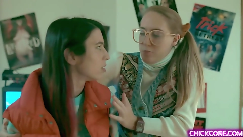 Sexy blonde model is ale laloutda map irony