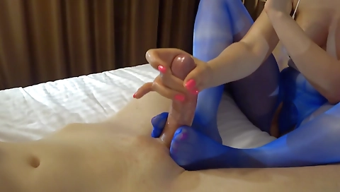 She has aladowng nylon-c thicc left